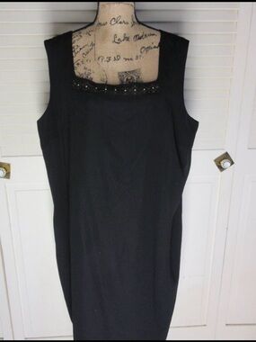 Montee Collection Black Sleeveless Sheath Dress